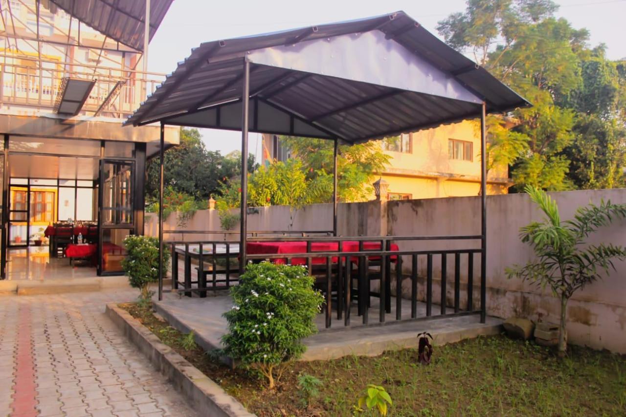Hotel Flycatcher Chitwan- A Jungle Safari Home سوراها المظهر الخارجي الصورة