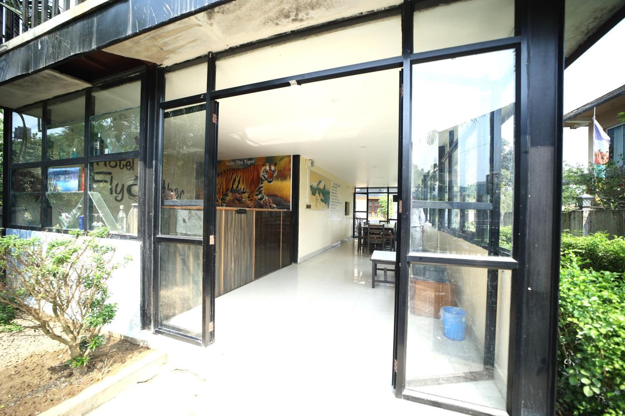 Hotel Flycatcher Chitwan- A Jungle Safari Home سوراها المظهر الخارجي الصورة